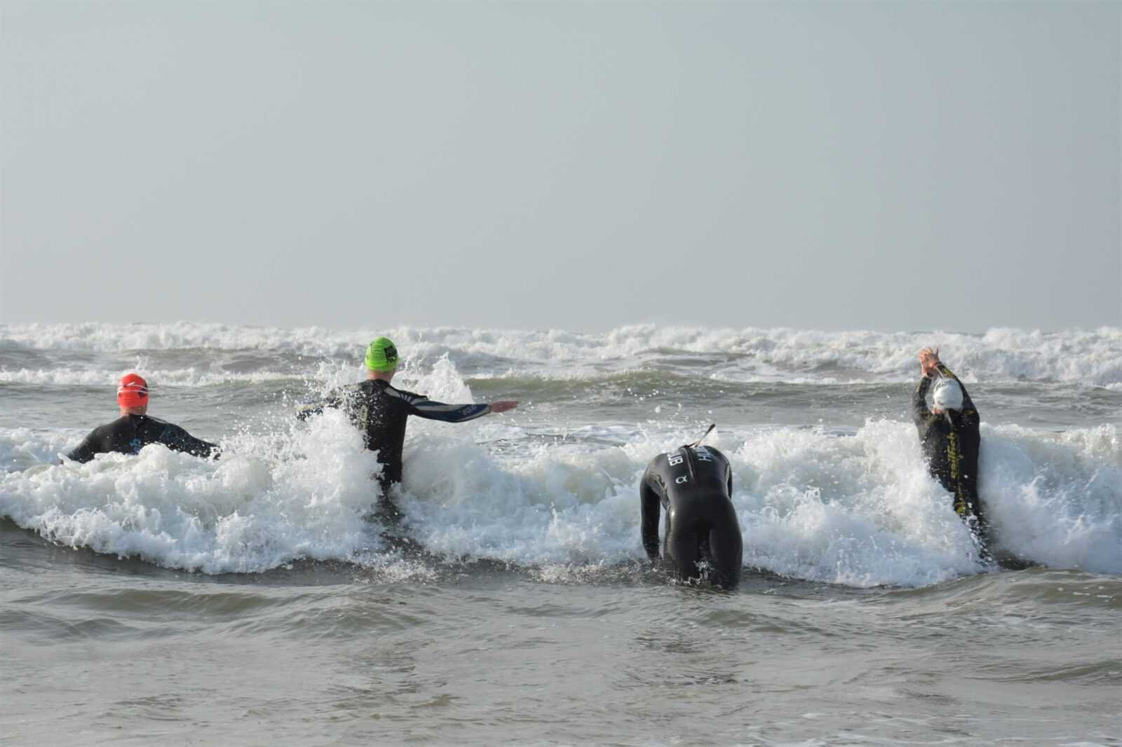 Read more about the article Pływanie w falach – Jak poradzić sobie w trudnych warunkach na wodzie?