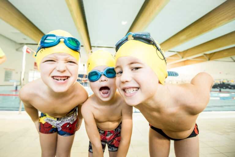 uśmiechnięte dzieci na pływalni