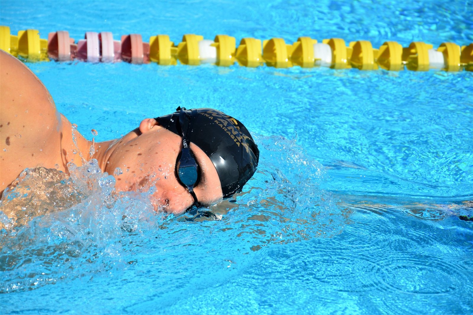 Read more about the article Oddech w kraulu – jak poprawnie oddychać podczas pływania kraulem?