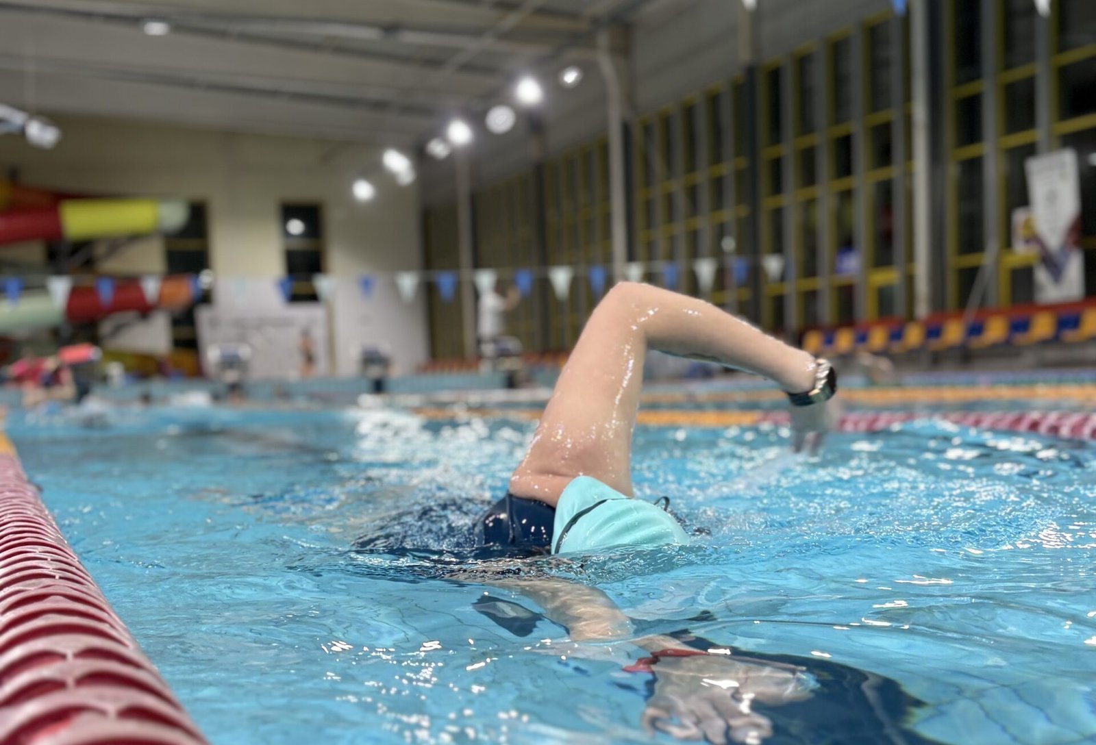 Read more about the article Czy dorosły może nauczyć się pływać? Jak najbardziej!