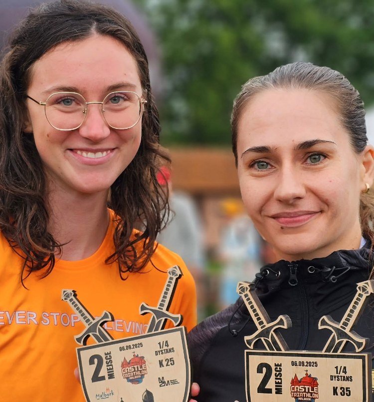 Zawodniczki SK TRI&SWIM TEAM z nagrodami Castle Triathlon Malbork