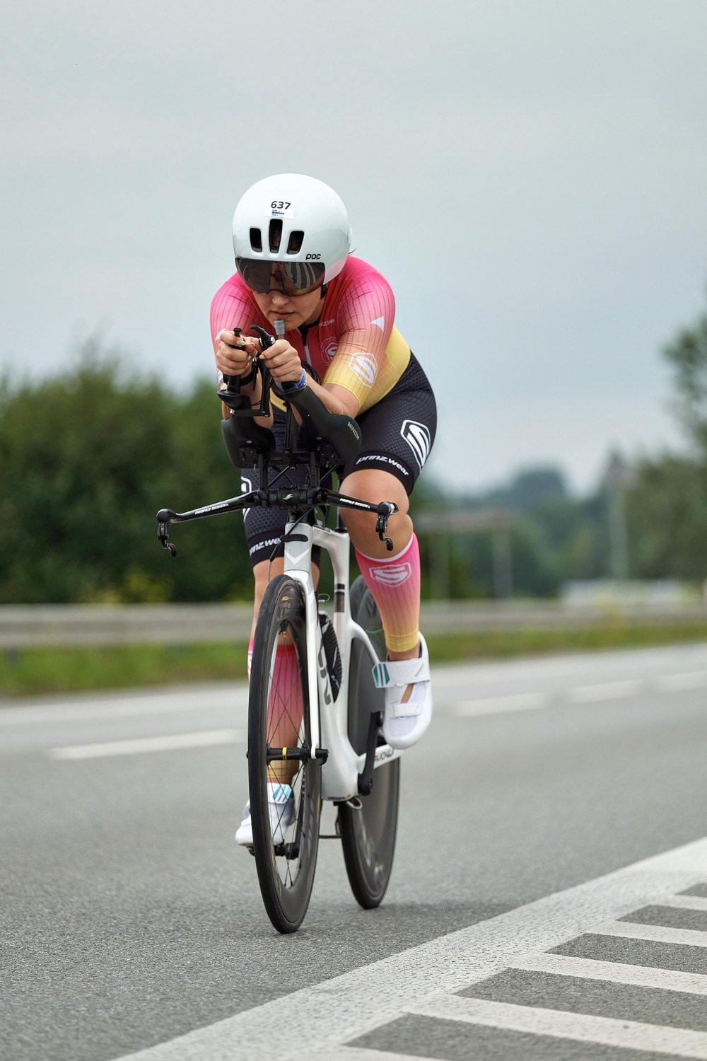 Zawodniczka SK TRI&SWIM TEAM na odcinku rowerowym w pozycji czasowej