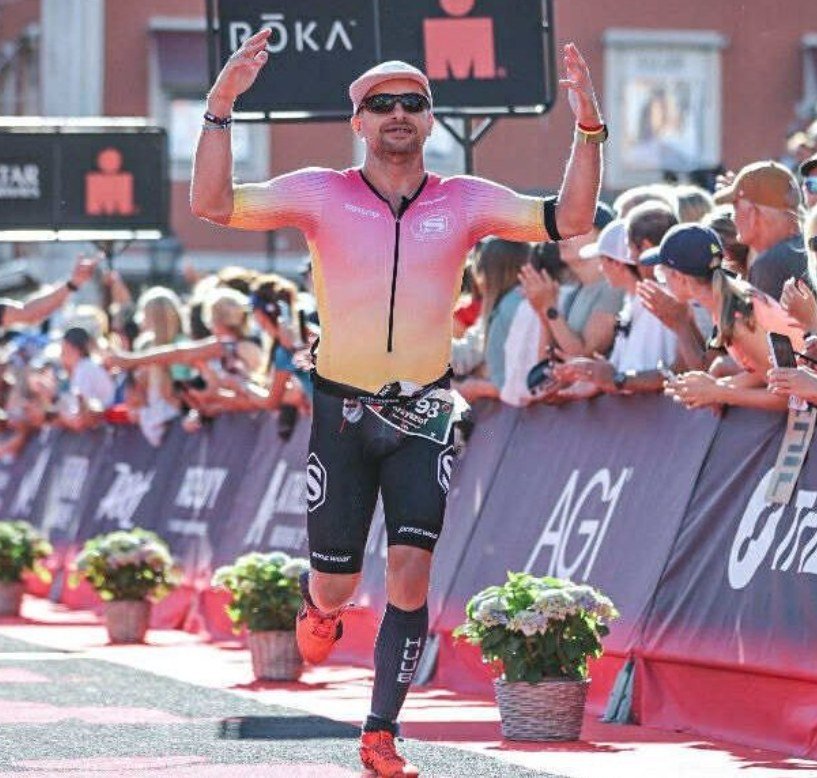 Zawodnik SK TRI&SWIM TEAM na mecie Ironmana