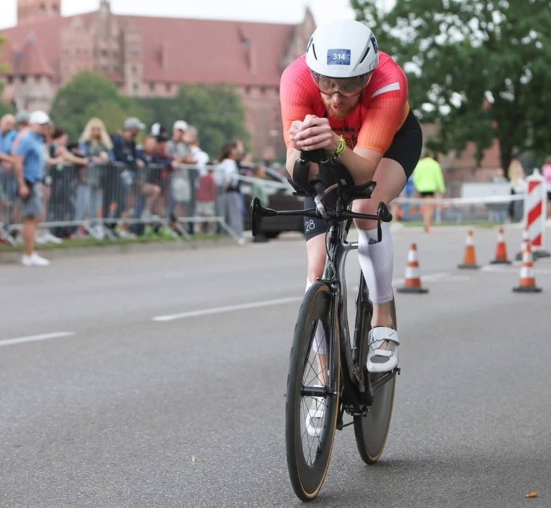 Zawodnik SK TRI&SWIM TEAM na odcinku rowerowym w Malborku