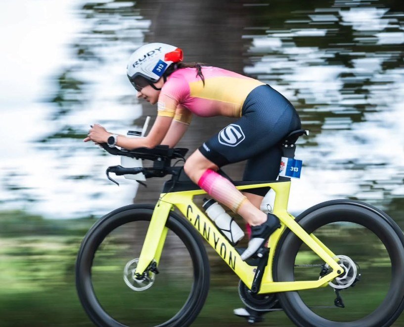 Zawodniczka SK TRI&SWIM TEAM na odcinku rowerowym