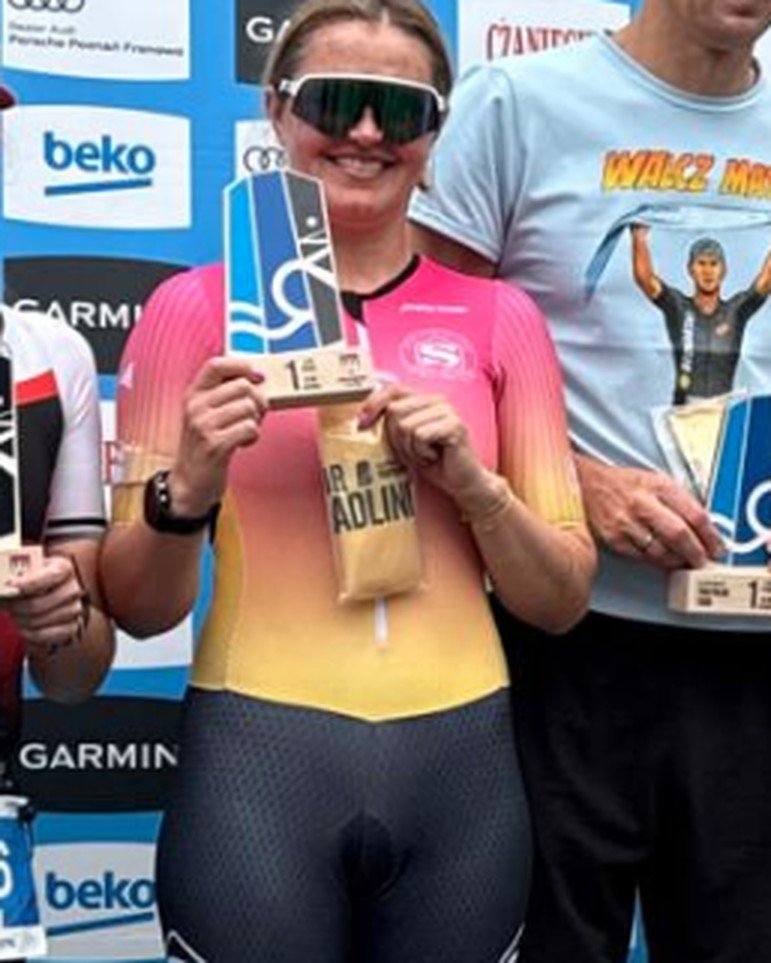 Zawodniczka SK TRI&SWIM TEAM na podium zawodów triathlonowych w Poznaniu