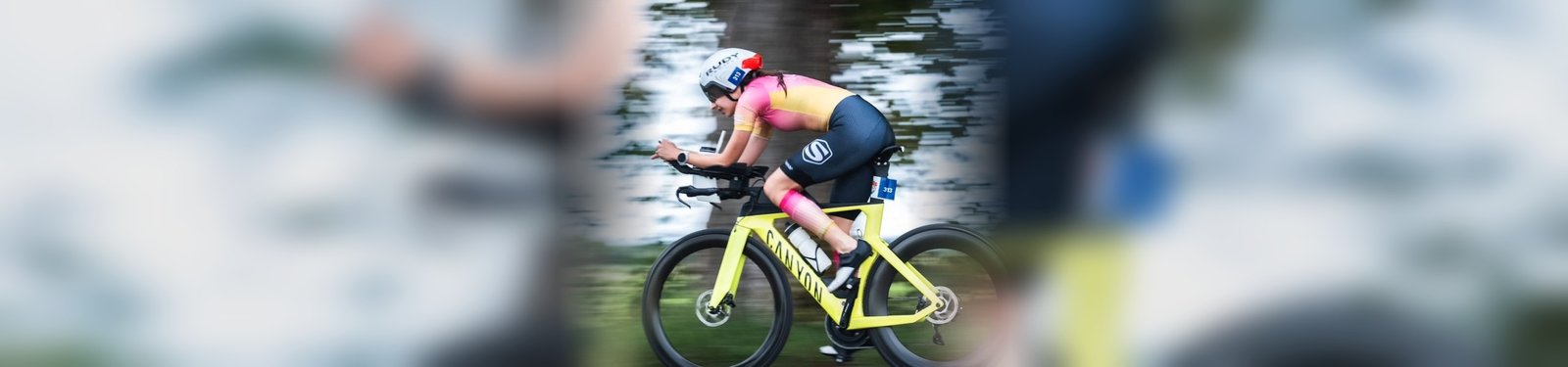 Zawodniczka drużyny triathlonowej na rowerze czasowym